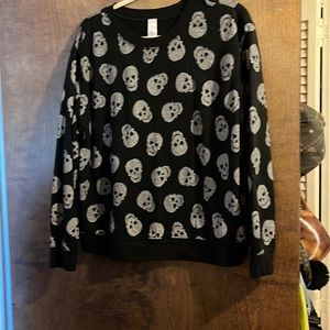 No boundaries heart eyed skull, hands, black, and gray size extra large